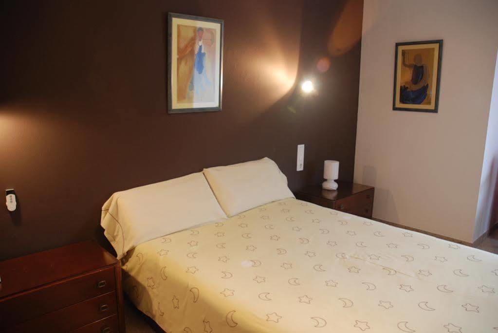 Hostal Torras Сант-Илари-Сакальм Экстерьер фото