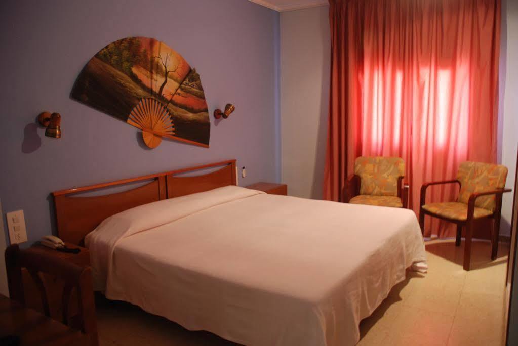 Hostal Torras Сант-Илари-Сакальм Экстерьер фото