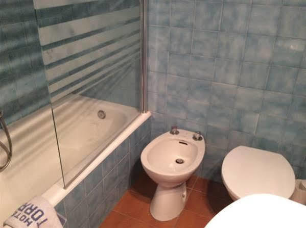 Hostal Torras Сант-Илари-Сакальм Экстерьер фото