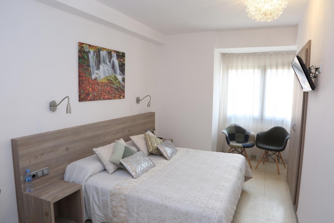 Hostal Torras Сант-Илари-Сакальм Экстерьер фото
