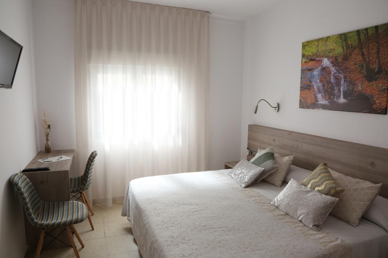 Hostal Torras Сант-Илари-Сакальм Экстерьер фото