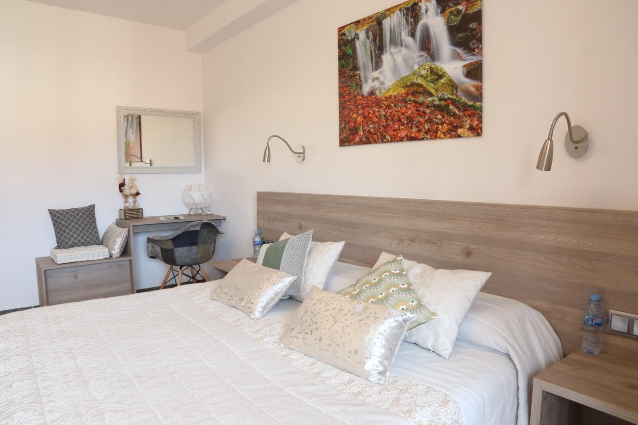 Hostal Torras Сант-Илари-Сакальм Экстерьер фото