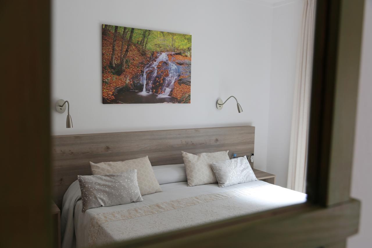 Hostal Torras Сант-Илари-Сакальм Экстерьер фото